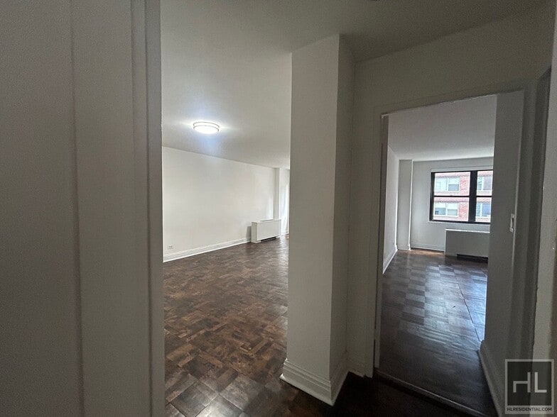 Building Photo - 5 AVENUE