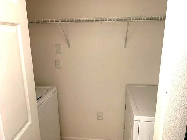 Building Photo - 251 SW Palm Dr