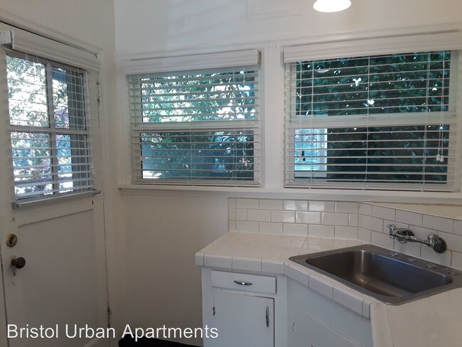 Building Photo - 727 NE Schuyler St