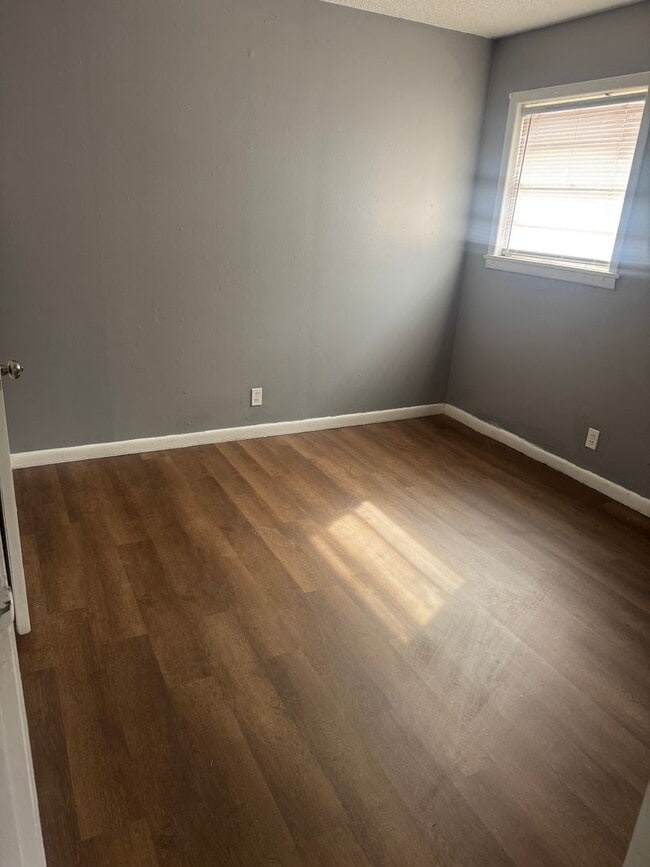 Building Photo - 611 N Mirror St