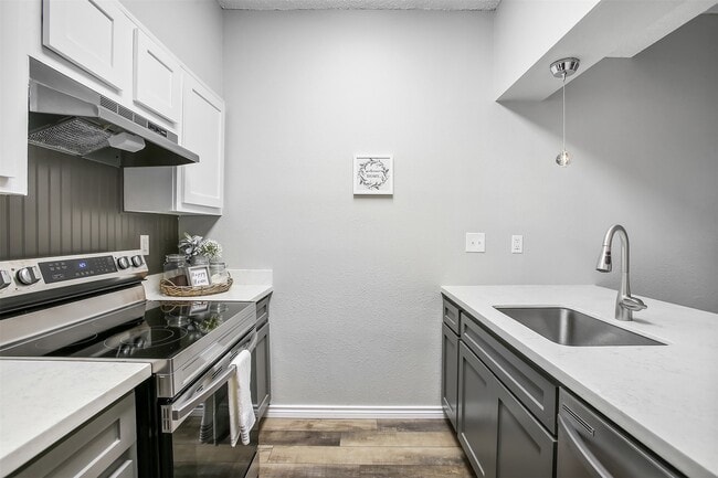 Building Photo - 7065 N Holiday Dr