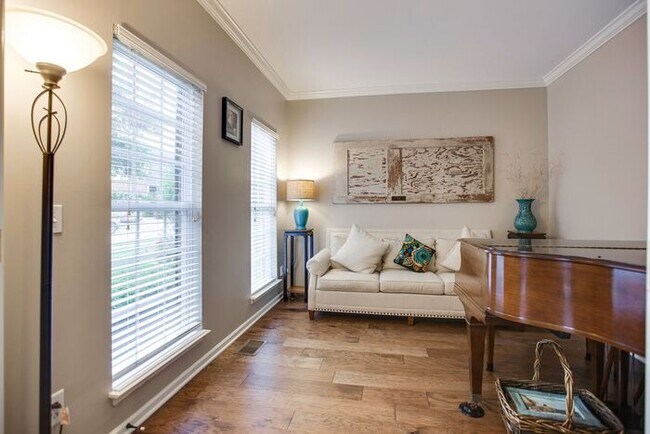 Building Photo - Pristine 5 Bed Fenced Franklin Home!