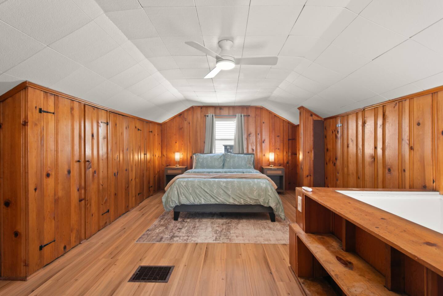 Building Photo - 611 E 260th St