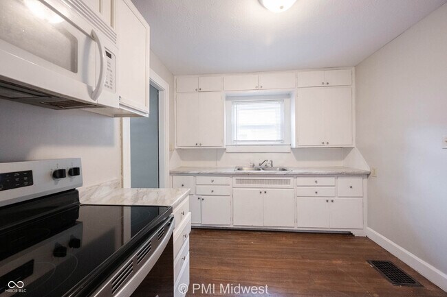 Building Photo - 4850 Hillside Ave