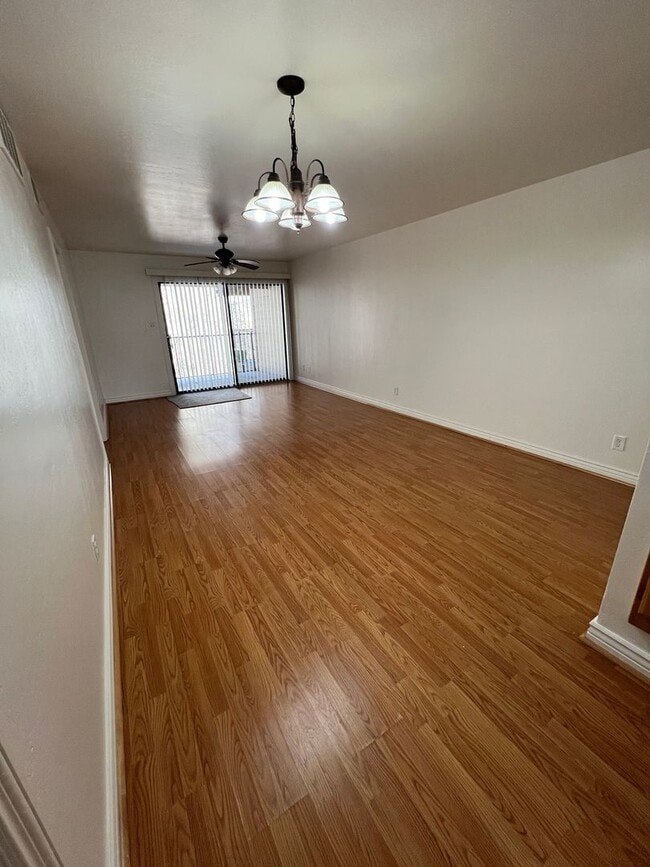 Building Photo - RENT REDUCED! Village at University Height...