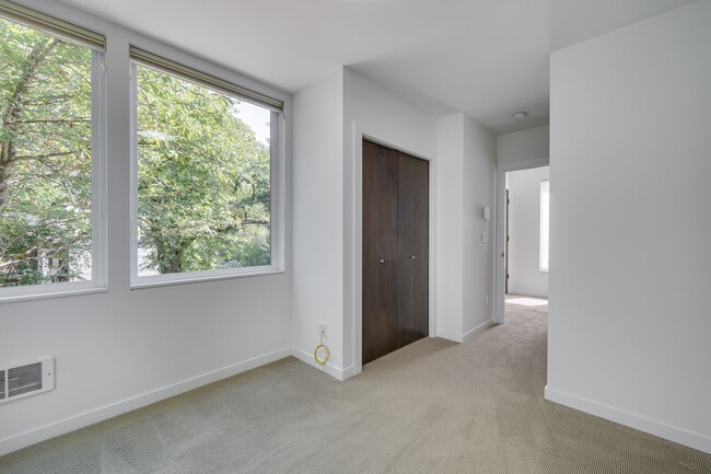 Building Photo - Beautiful 3 bedroom townhome in Leschi!