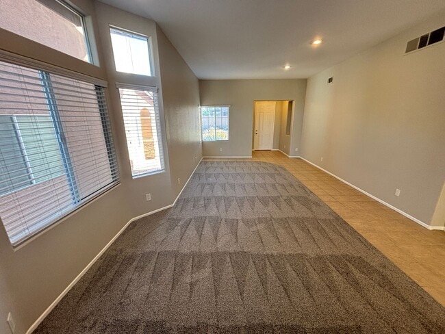 Building Photo - Gorgeous 6Bed/5Bath/4Car, 2-Story Home located in the Mountains Edge