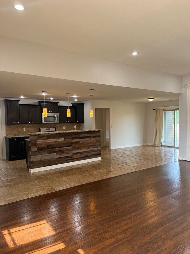 Building Photo - 3 bedroom, 2 bathroom, 2 car garage, single family home located on the south of town