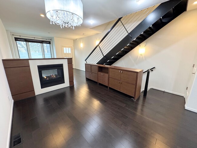 Building Photo - Rare Townhome 2 bed 2 bath in Heart of Bellevue Downtown