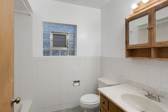 Building Photo - 1019 S Oakley Blvd