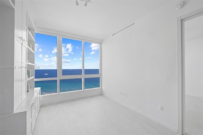 Building Photo - 100 South Pointe Dr