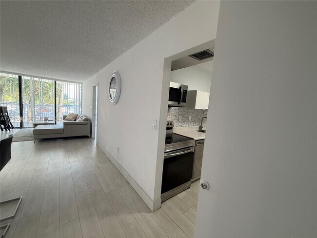 Building Photo - 3731 N Country Club Dr