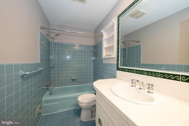 Building Photo - 327 Strathmore Rd