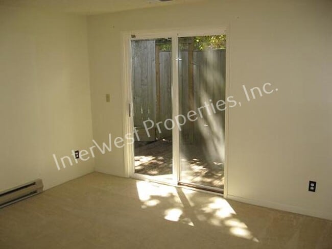 Building Photo - 3 BR Townhome- Wonderful Privacy Deck in Beaverton with 1 Car Garage & A/C!