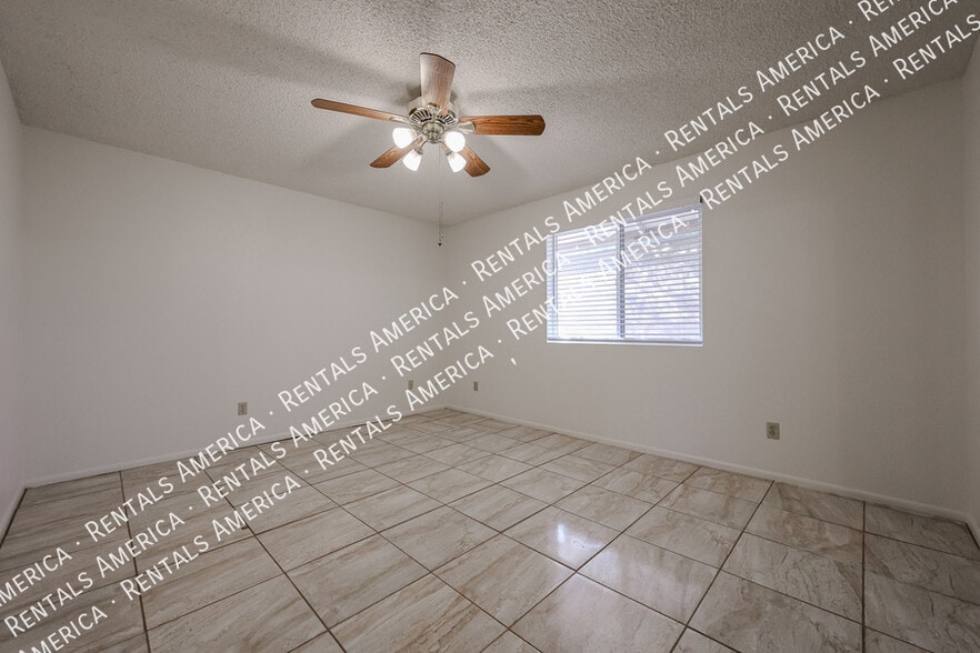 Building Photo - 710 W Alamo Dr