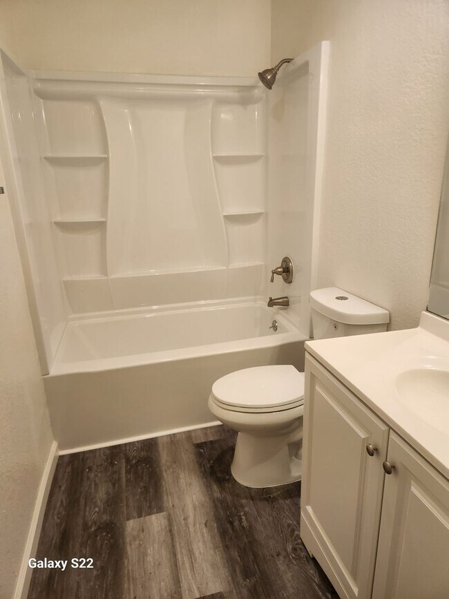 Building Photo - Beautiful two story condo in a well maintained complex, and close to everything!!