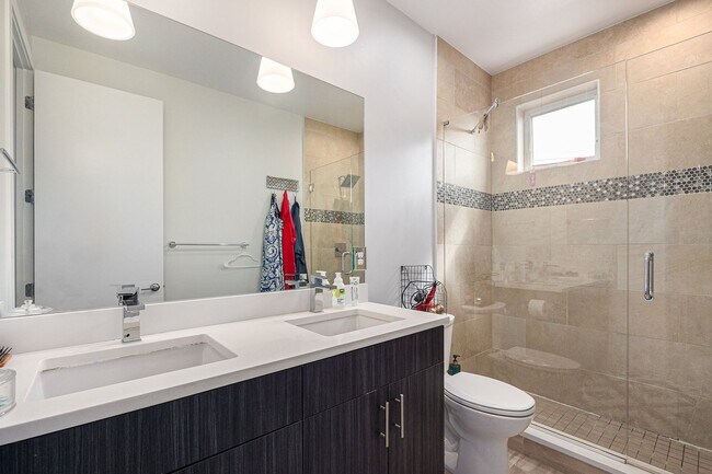 Building Photo - End unit 2bed/2.5 bath plus bonus office/r...