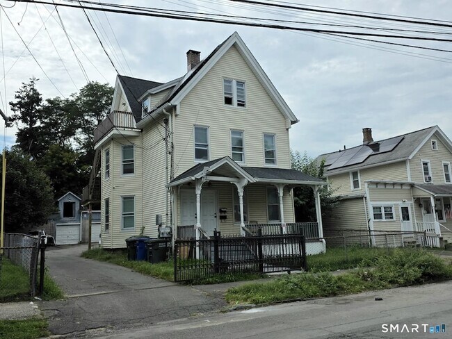 Building Photo - 979-981-981 Hancock Ave