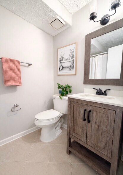 Updated bathroom with tub/shower combo - 32 Sequoia Ct