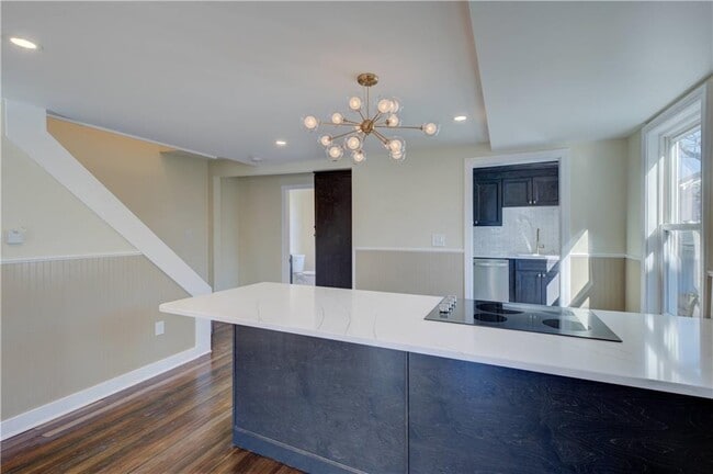 Building Photo - 30 Queen St