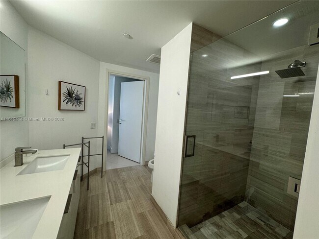 Building Photo - 1300 Brickell Bay Dr