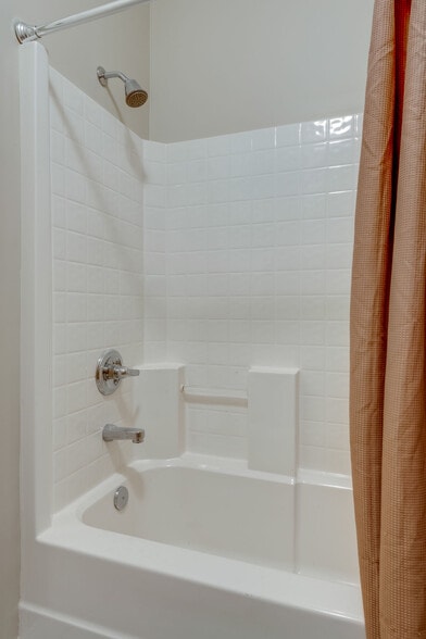 Tub-Shower in Upstairs Bath - 618 Springlake Dr