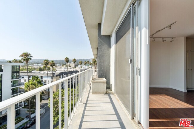 Building Photo - 100 S Doheny Dr