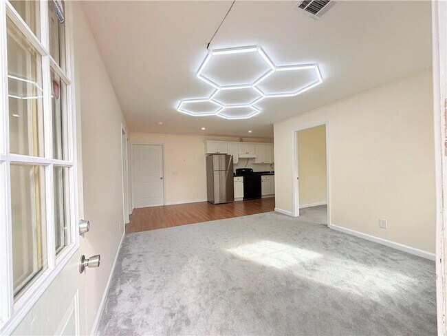 Building Photo - 893 Hawthorn Ln