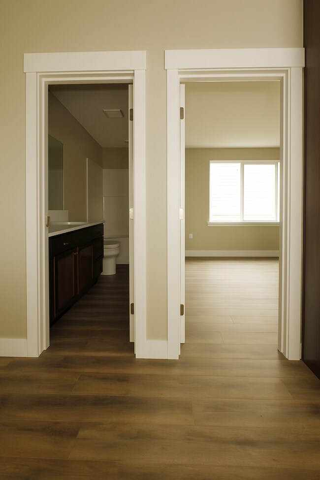 Building Photo - Your Bend Retreat: Spacious Townhouse with...