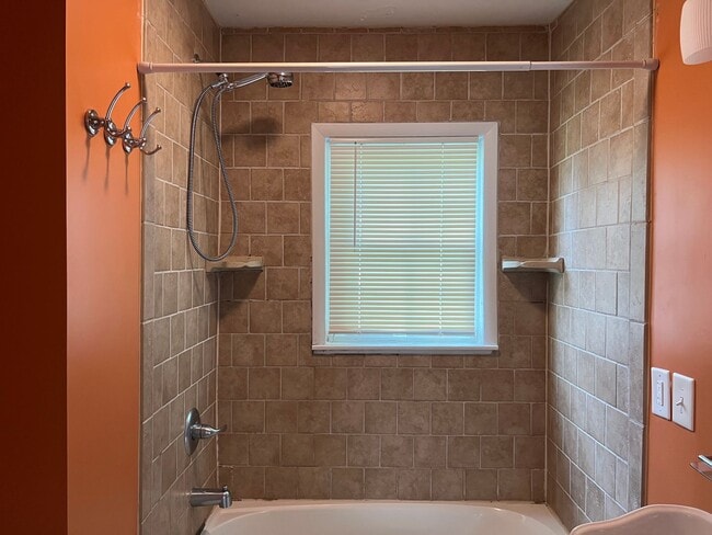 Building Photo - 3 bed 2 full bath -one level house in Jone...
