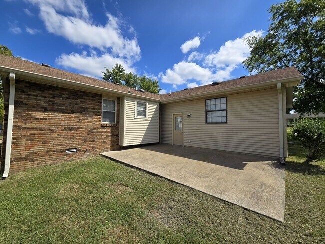 Building Photo - 3/2 One Level Home w/ Spacious, Level Lot!