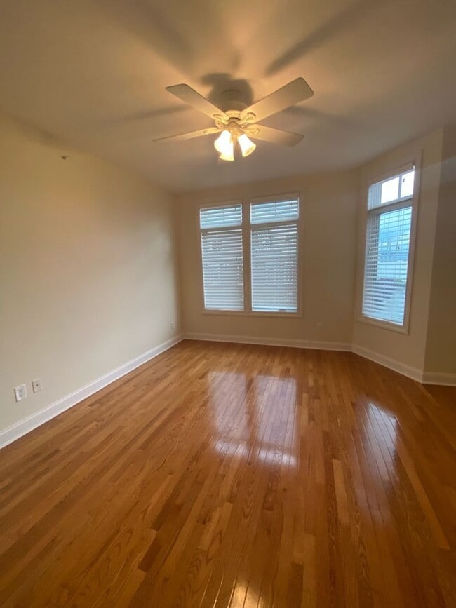 Building Photo - Spacious Townhouse Steps from Tarrytown Wa...