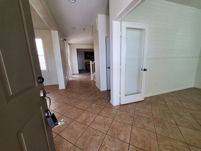 Building Photo - Spacious 4 Bedroom 3 Bath Two Story Riverp...