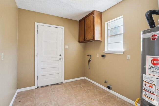 Building Photo - 1003 Suwanee Ln