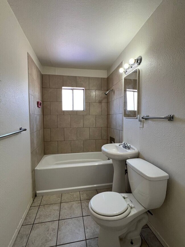 Building Photo - P412