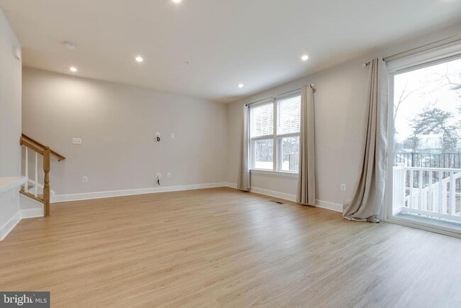 Building Photo - 8369 Meadowood Dr