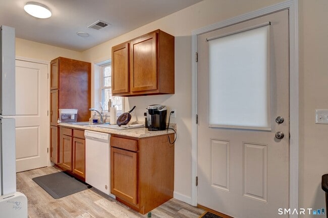 Building Photo - 15 Hillyndale Rd