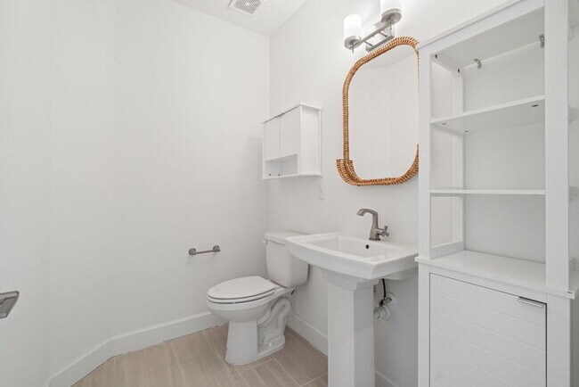 Building Photo - BEAUTIFUL Town Home For Rent in Downtown S...