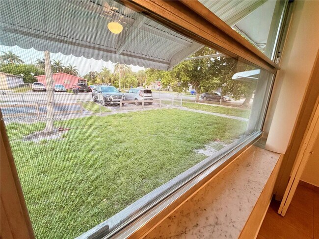Building Photo - 1502 N 57th Terrace