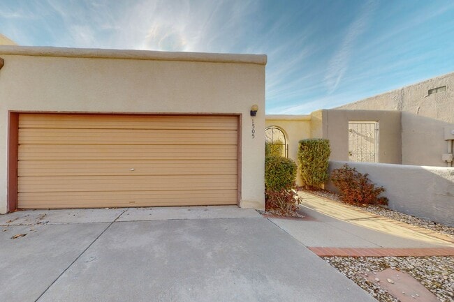 Building Photo - Tramway/Indian School TH 2/BD 2/BA 2/CG