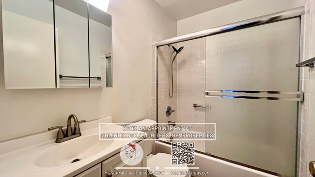 Building Photo - Beautiful sunny top floor condo, includes ...