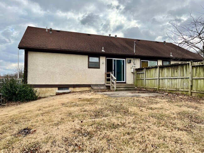 Building Photo - Spacious 3 bedroom Duplex