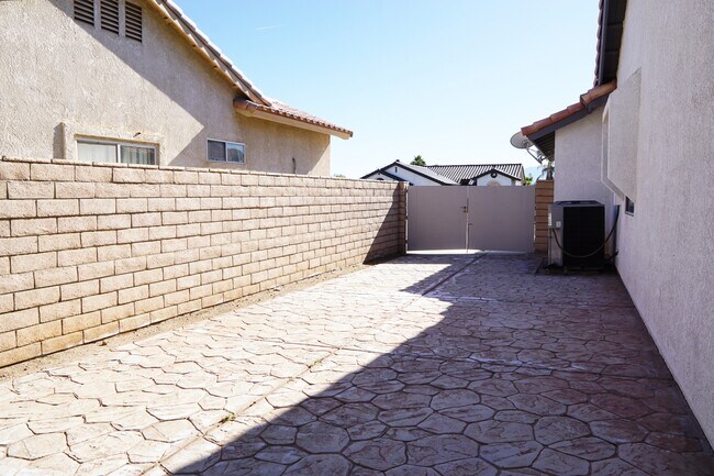 Building Photo - 78870 Sonesta Way