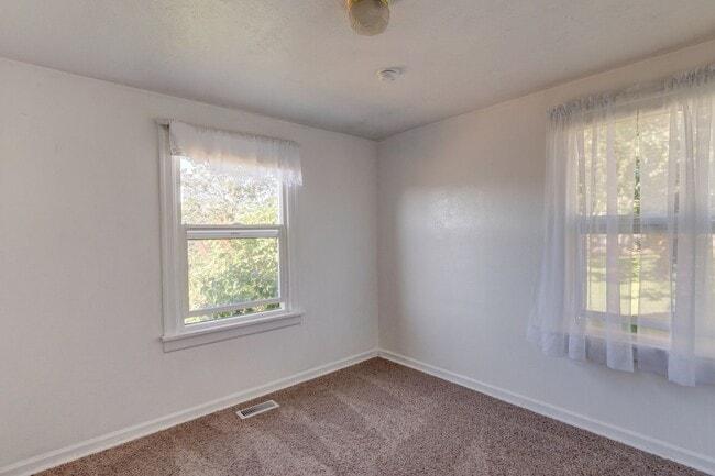 Building Photo - Three Bedroom One Bath House
