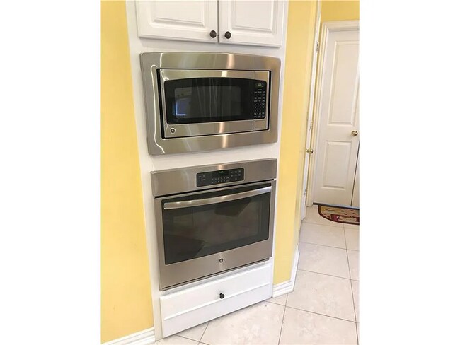 Building Photo - A charming 3-bedroom, 2-bath single-family home in Irving, Texas featuring spacious living areas,...