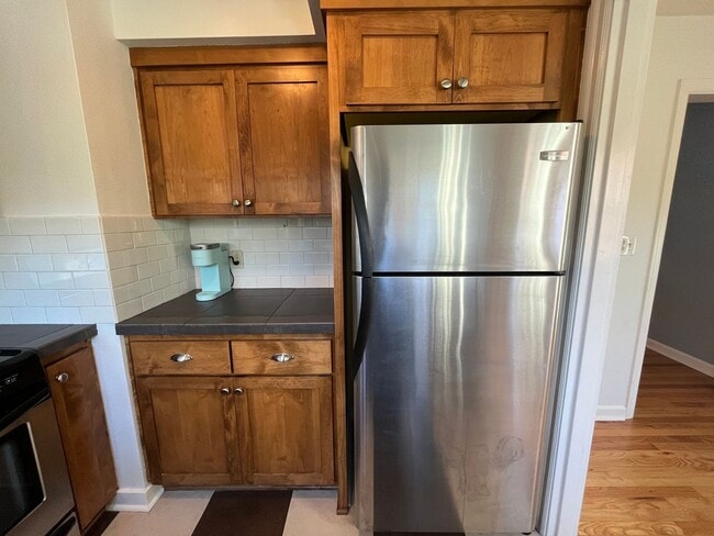 Building Photo - Beautiful 1Bd/ 1Ba Vintage Condo Located in Mt. Tabor! In Unit Laundry, Parking Space, storage un...