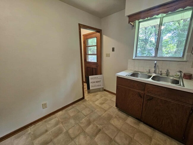 Building Photo - 2 Bedroom 1 Bath Duplex Kent Ohio 44240