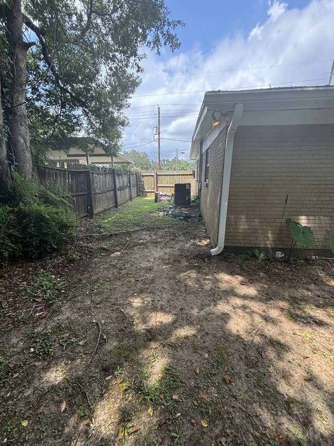 Building Photo - 2219 Belle Vue Way