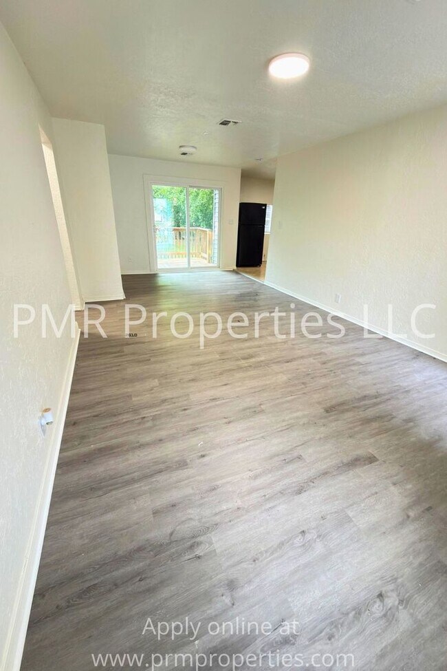 Building Photo - 3 Bedrooms / 1 Bathroom House