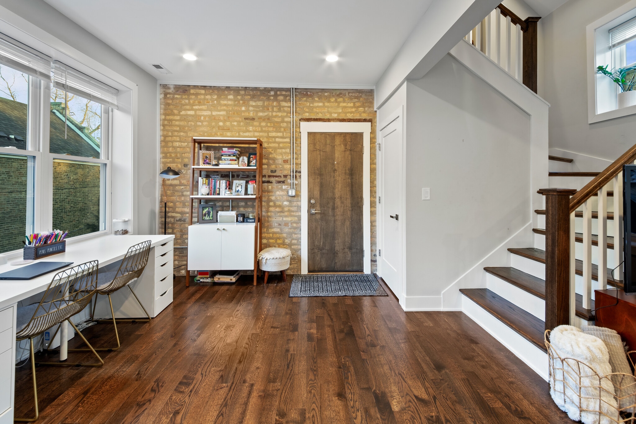 Building Photo - 2144 W Shakespeare Ave